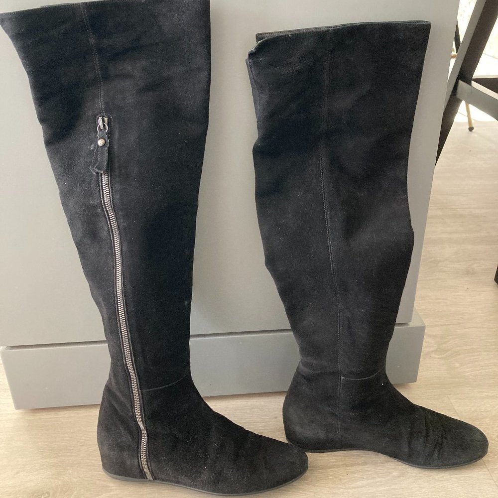Stuart Weitzman size 7 black suede over the knee flat boots zip-comfy & chic